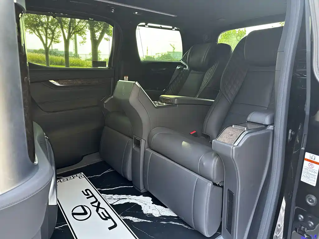 Toyota Vellfire — фото 6