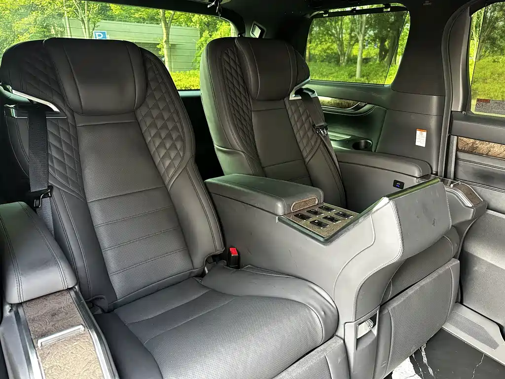Toyota Vellfire — фото 10