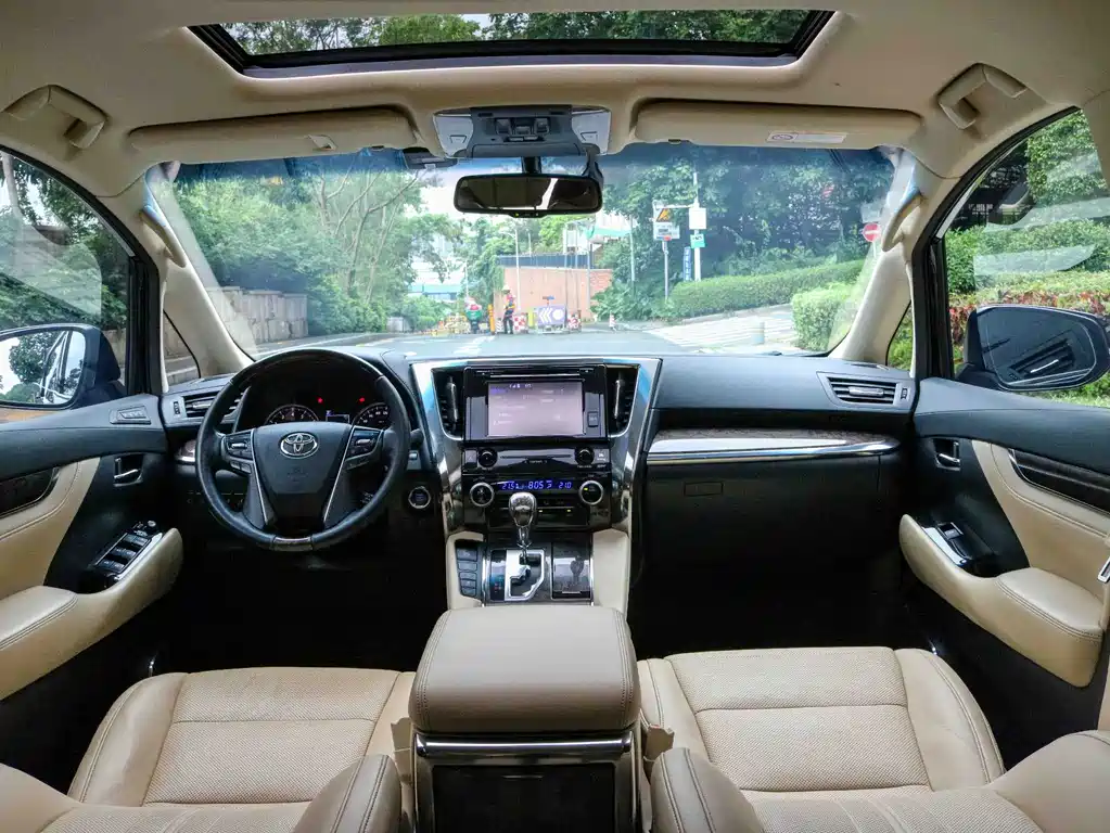 Toyota Alphard — фото 4