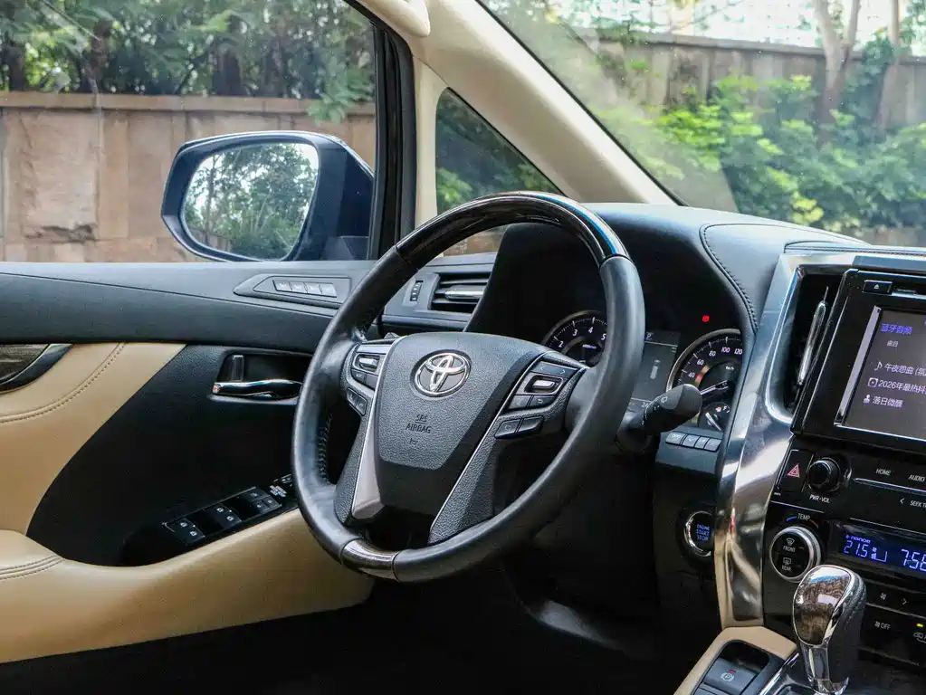Toyota Alphard — фото 5