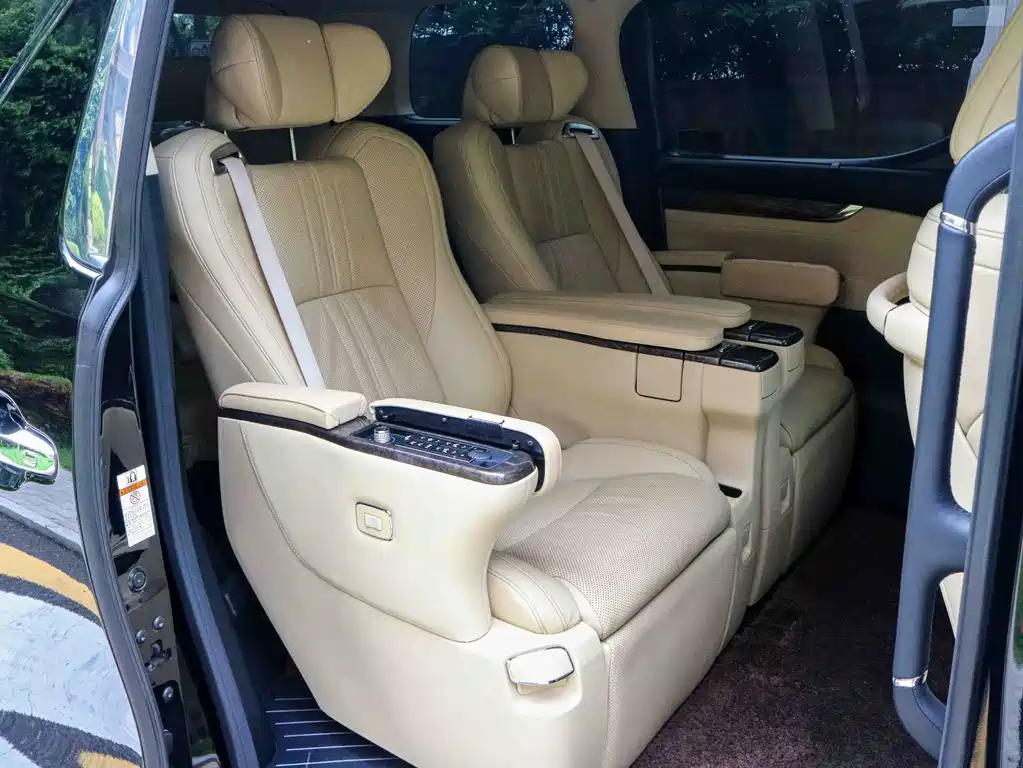 Toyota Alphard — фото 6