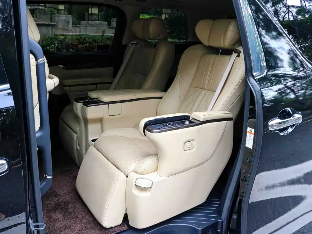 Toyota Alphard — фото 9