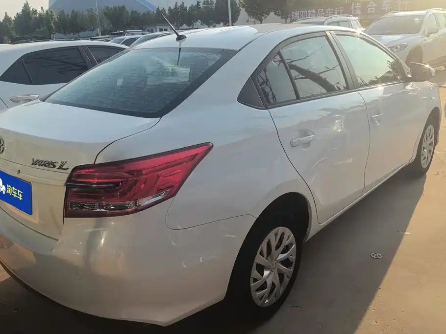 Toyota Yaris L — фото 3