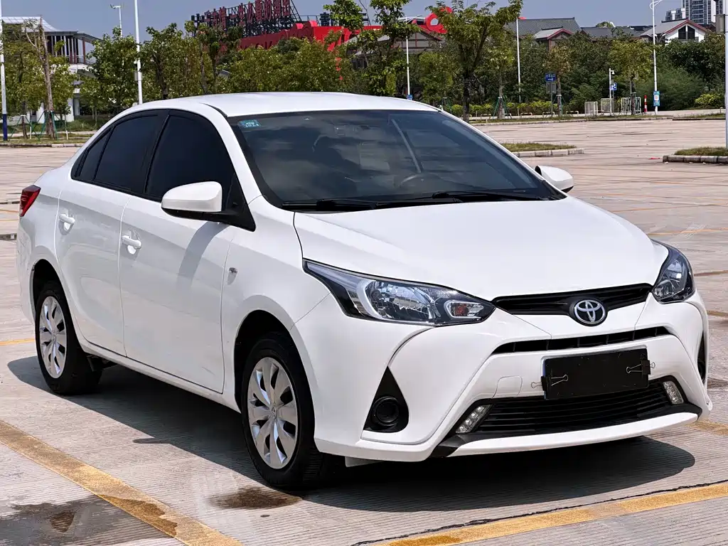 Toyota Yaris L — фото 3