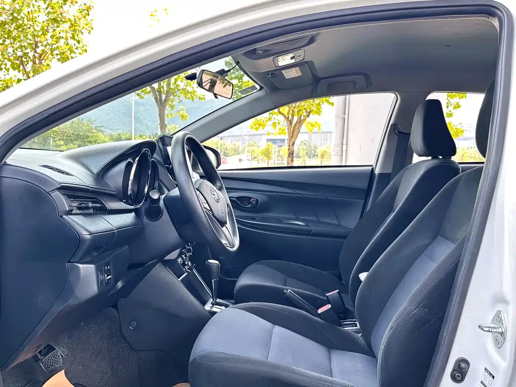 Toyota Yaris L — фото 4