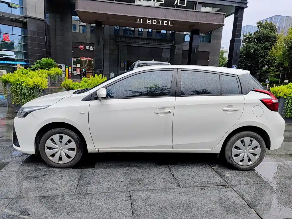 Toyota Yaris L — фото 3