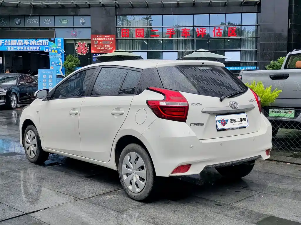 Toyota Yaris L — фото 4