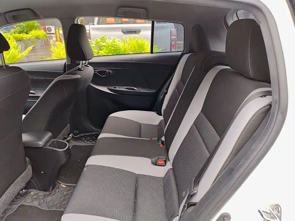 Toyota Yaris L — фото 8