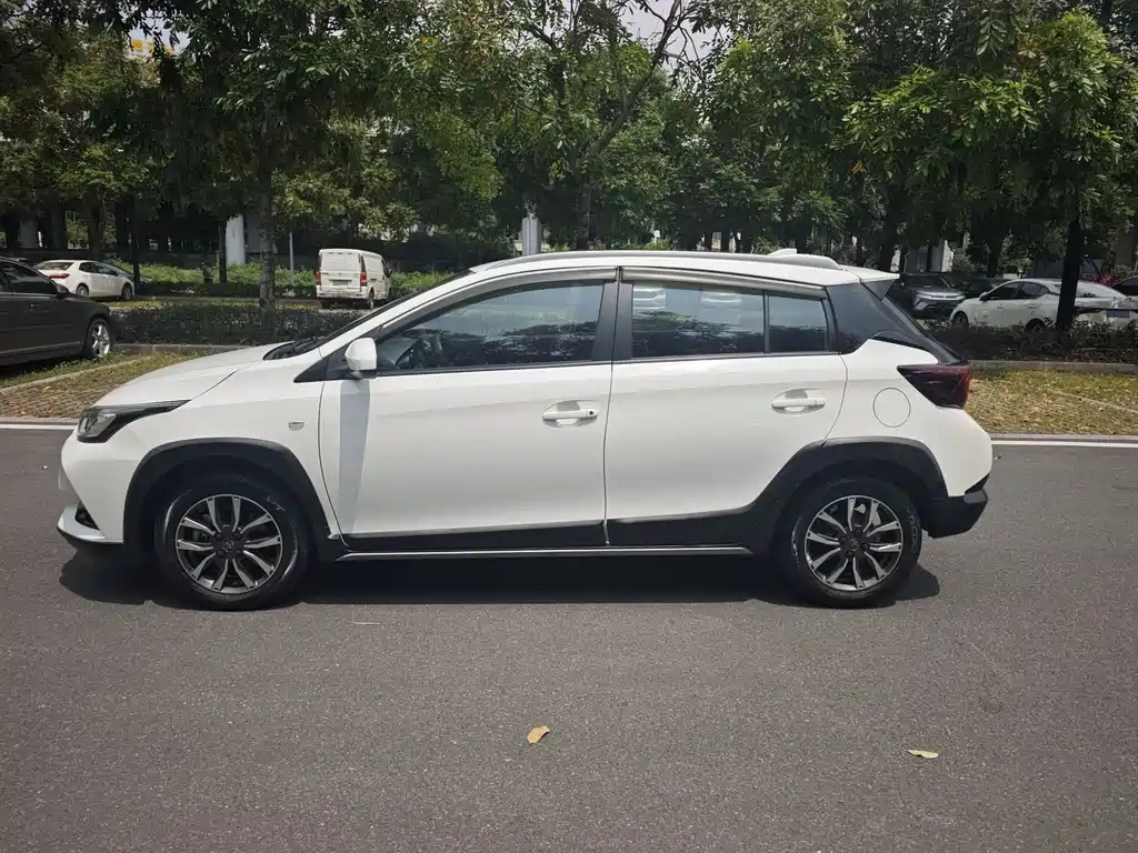 Toyota Yaris L — фото 7