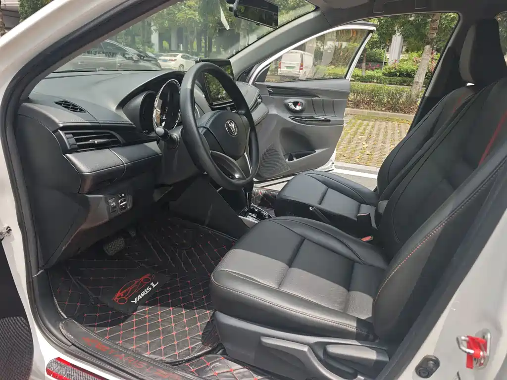 Toyota Yaris L — фото 10