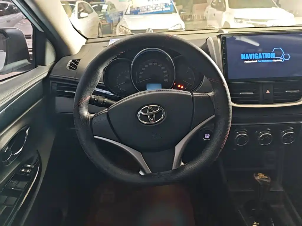 Toyota Yaris L — фото 11