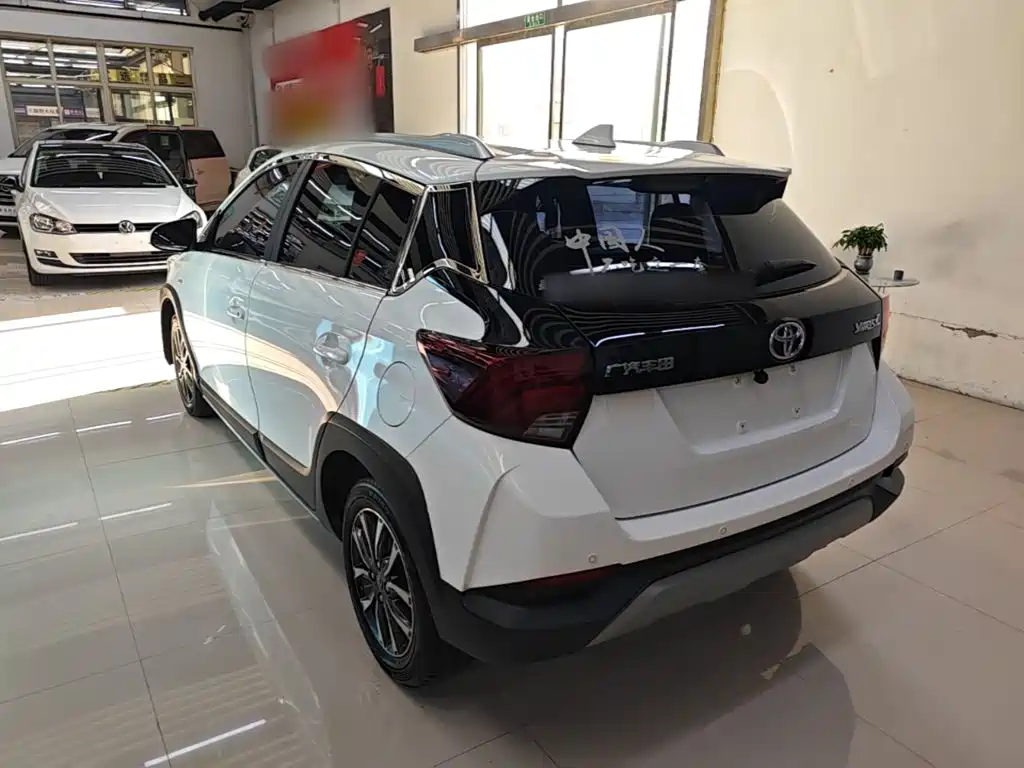 Toyota Yaris L — фото 5