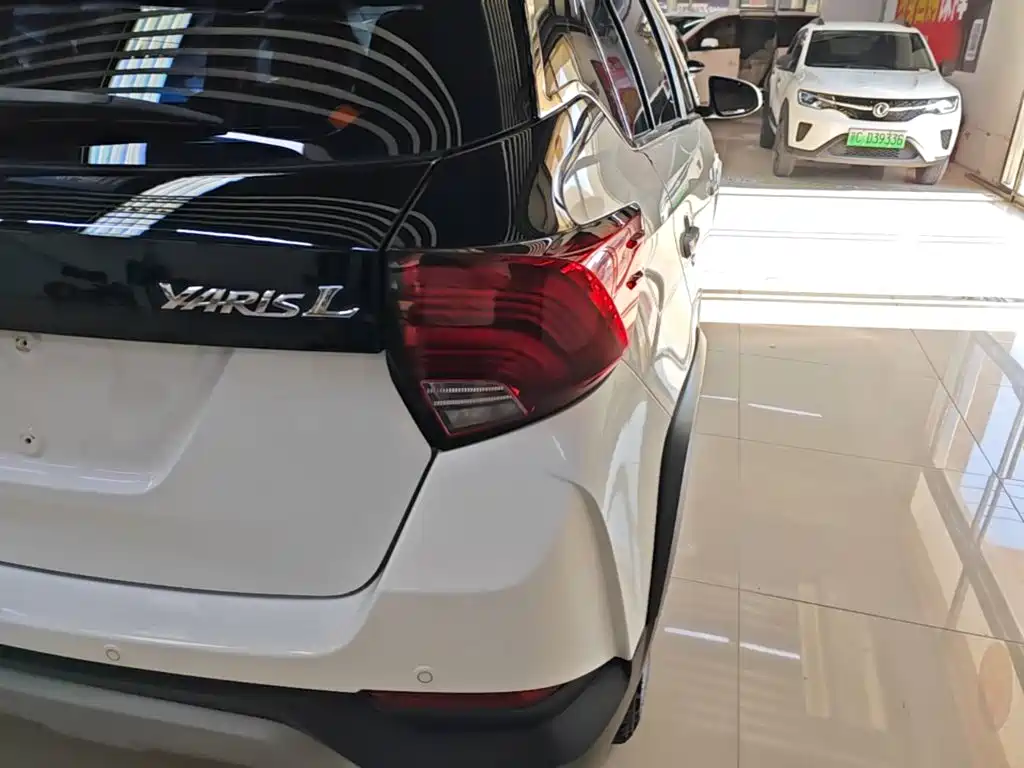 Toyota Yaris L — фото 8