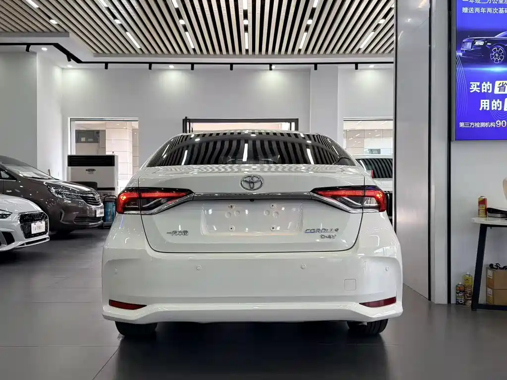 Toyota Corolla — фото 5