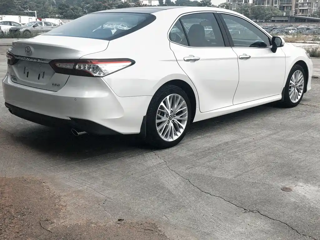 Toyota Camry — фото 9