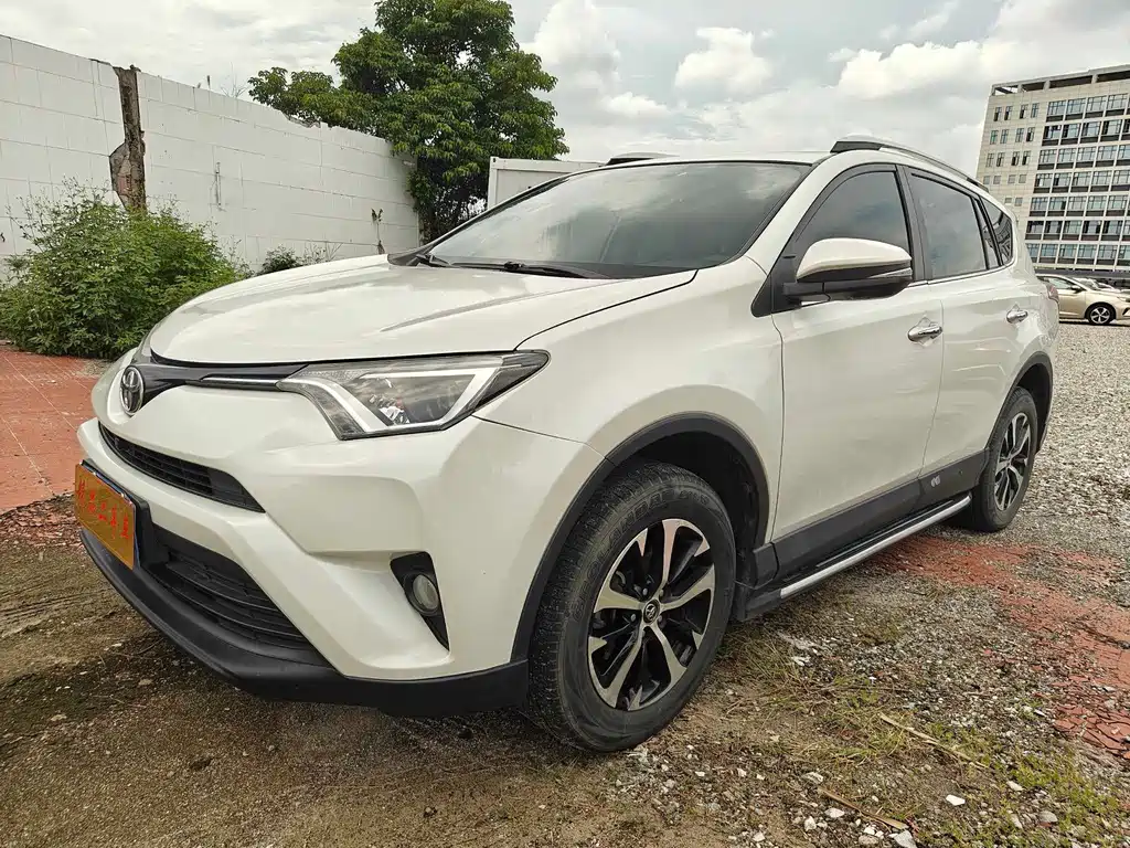 Toyota RAV4 — фото 2