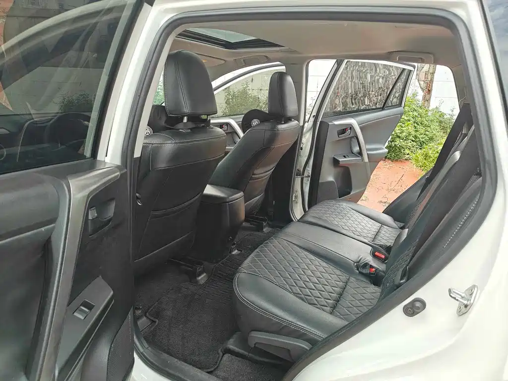Toyota RAV4 — фото 11