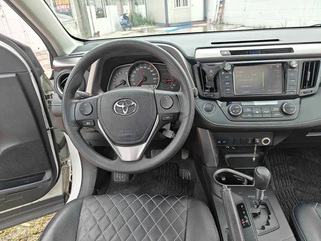 Toyota RAV4 — фото 14