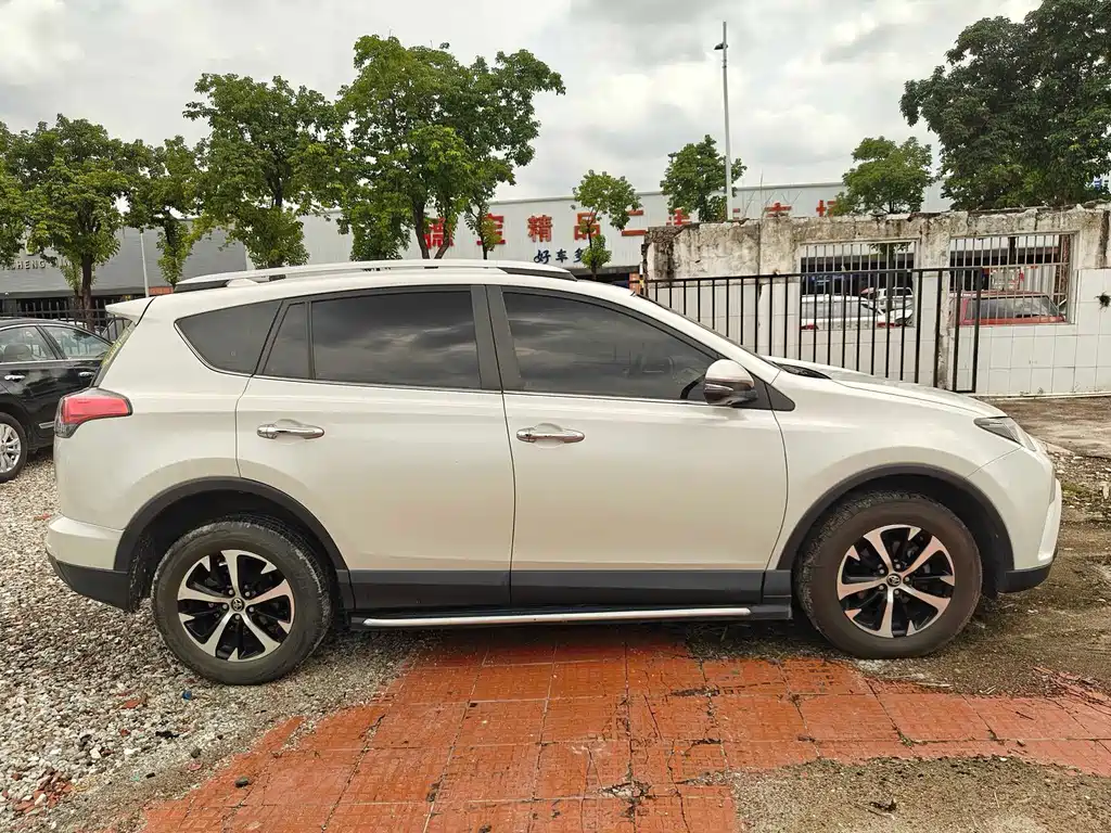 Toyota RAV4 — фото 4