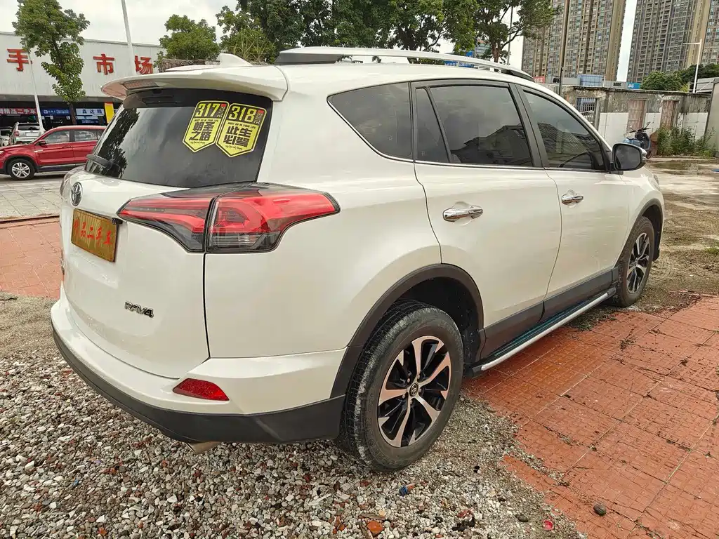 Toyota RAV4 — фото 5
