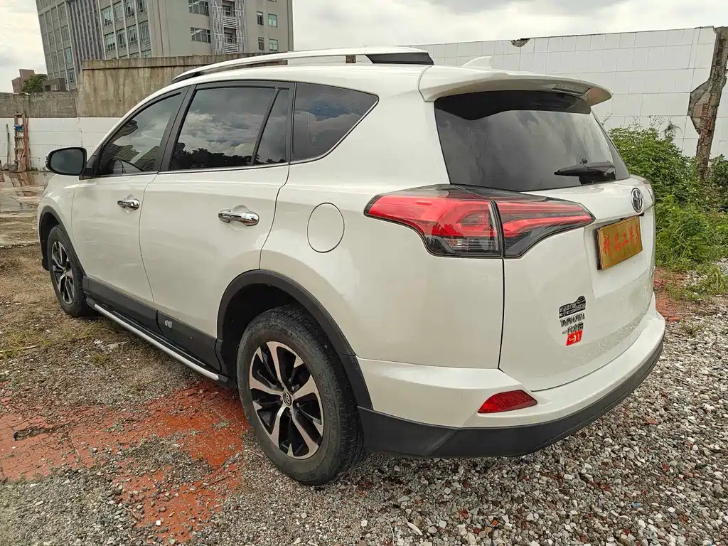Toyota RAV4 — фото 7