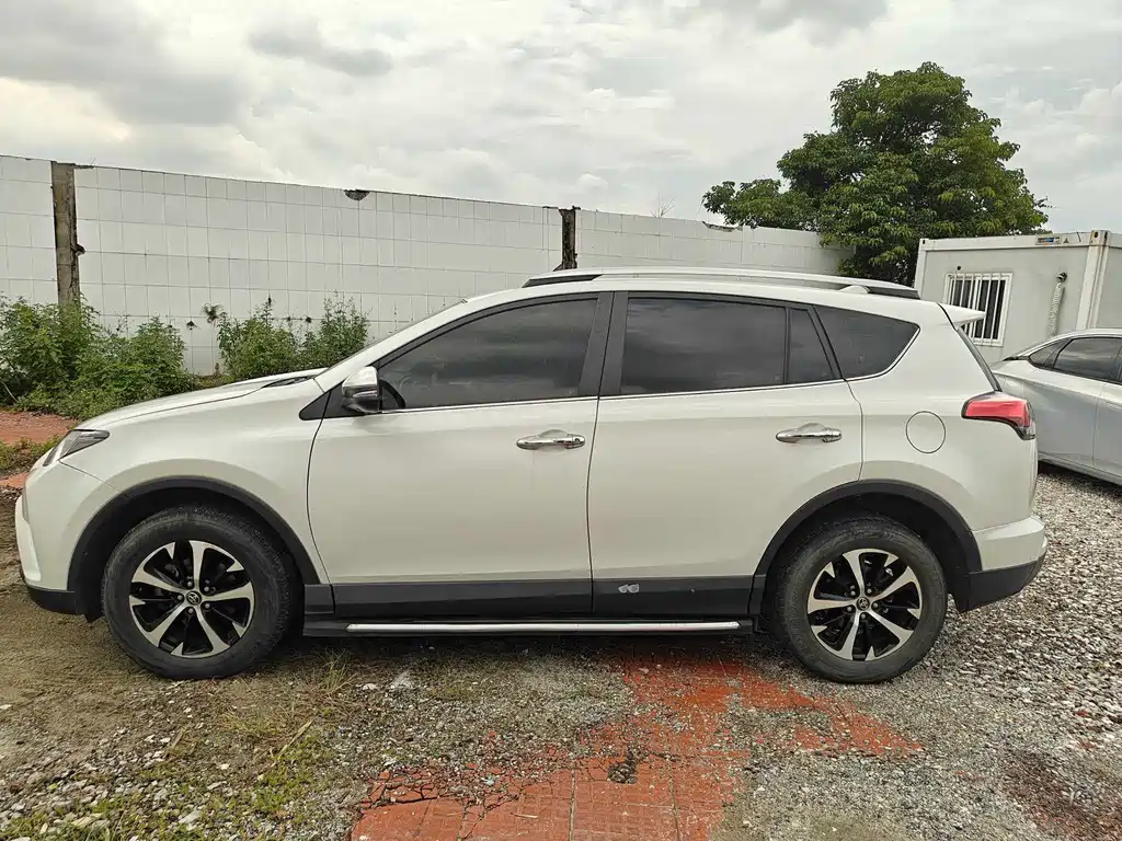 Toyota RAV4 — фото 8