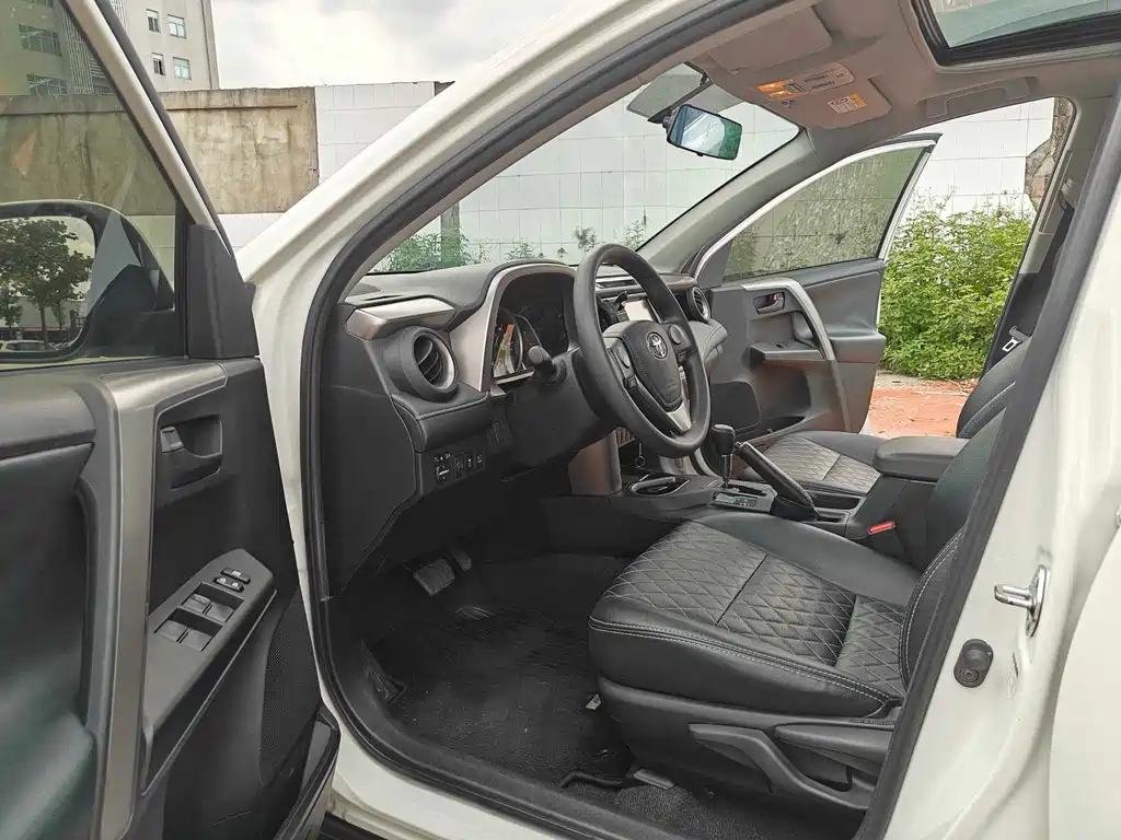 Toyota RAV4 — фото 10