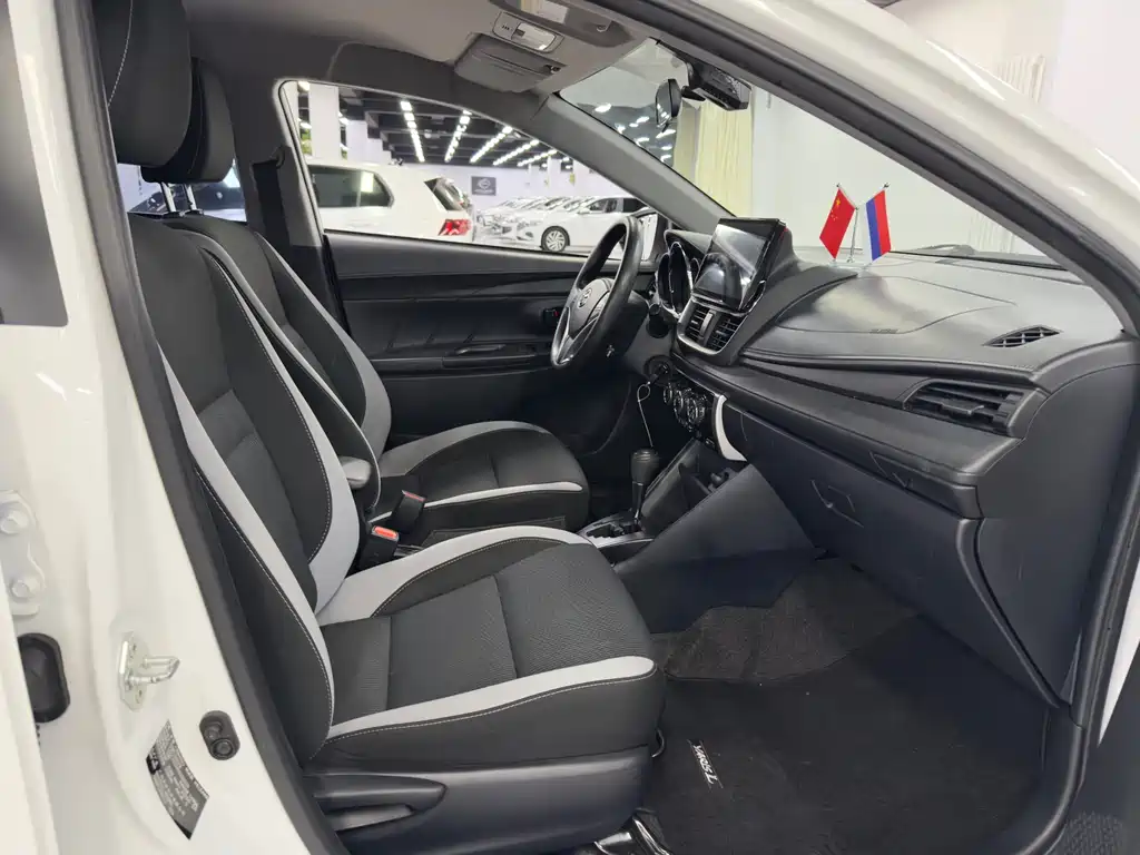 Toyota Yaris L — фото 11