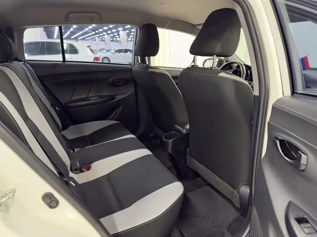 Toyota Yaris L — фото 10