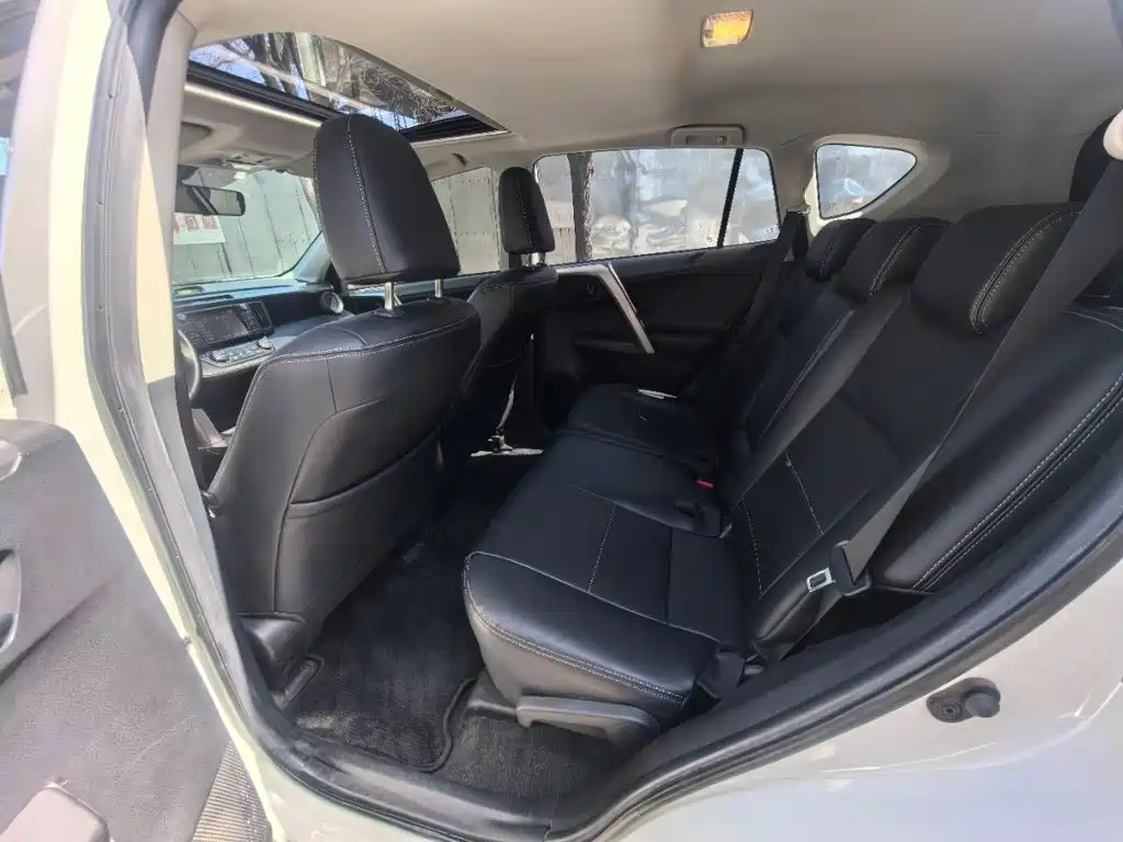 Toyota RAV4 — фото 6