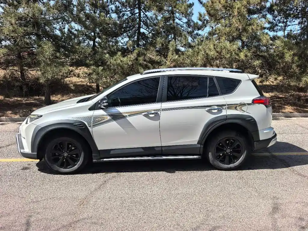 Toyota RAV4 — фото 8