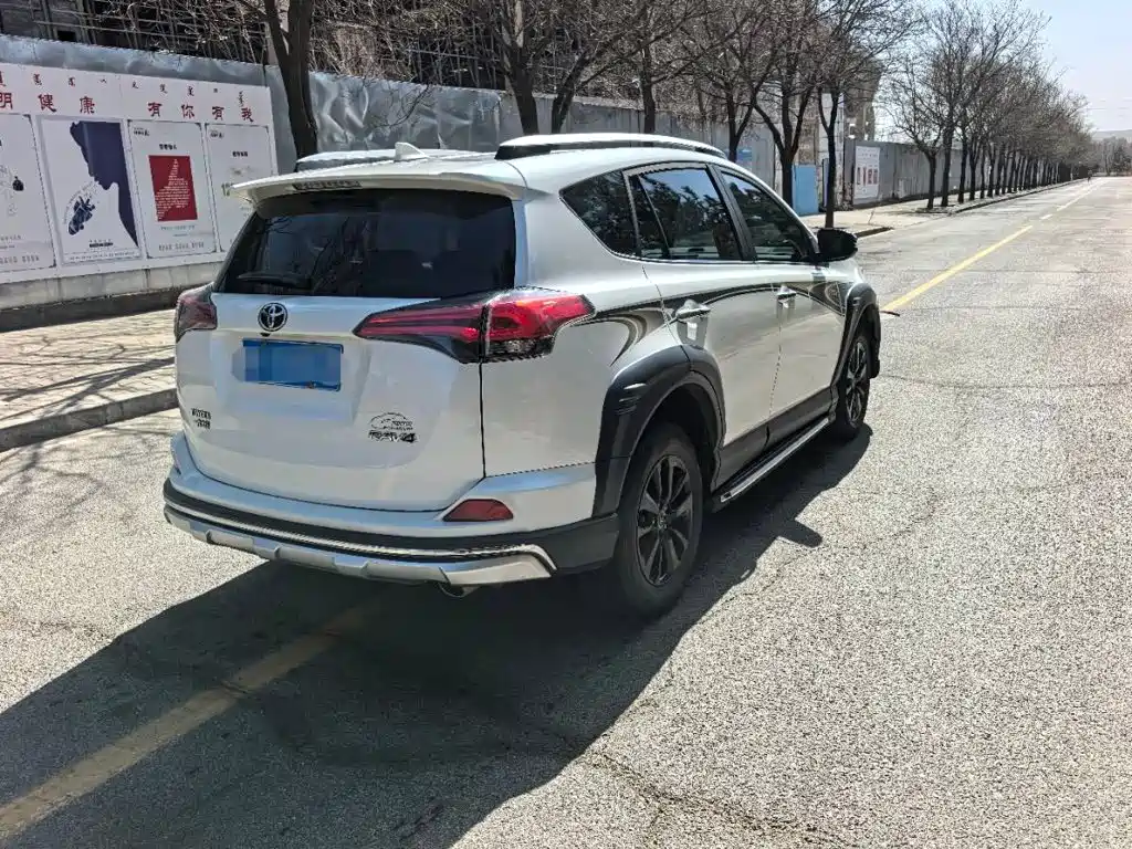 Toyota RAV4 — фото 9