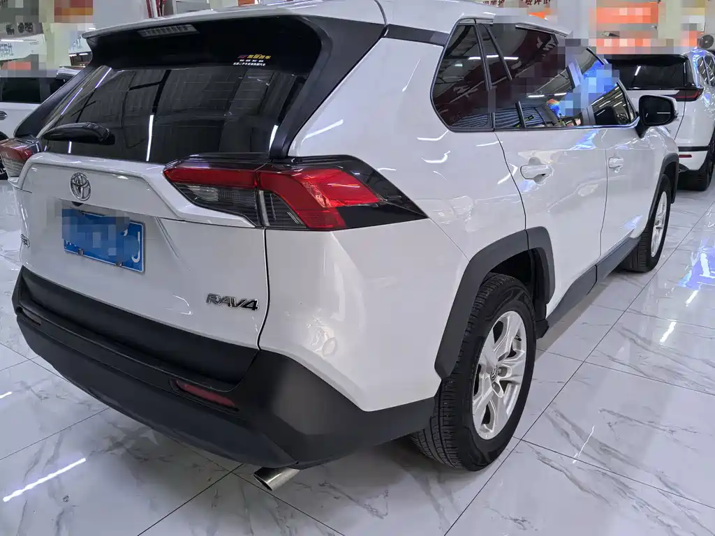 Toyota RAV4 — фото 5