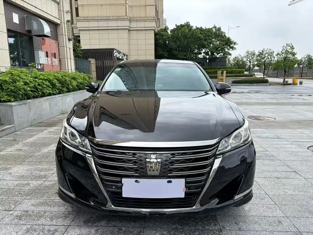 Toyota Crown — фото 2
