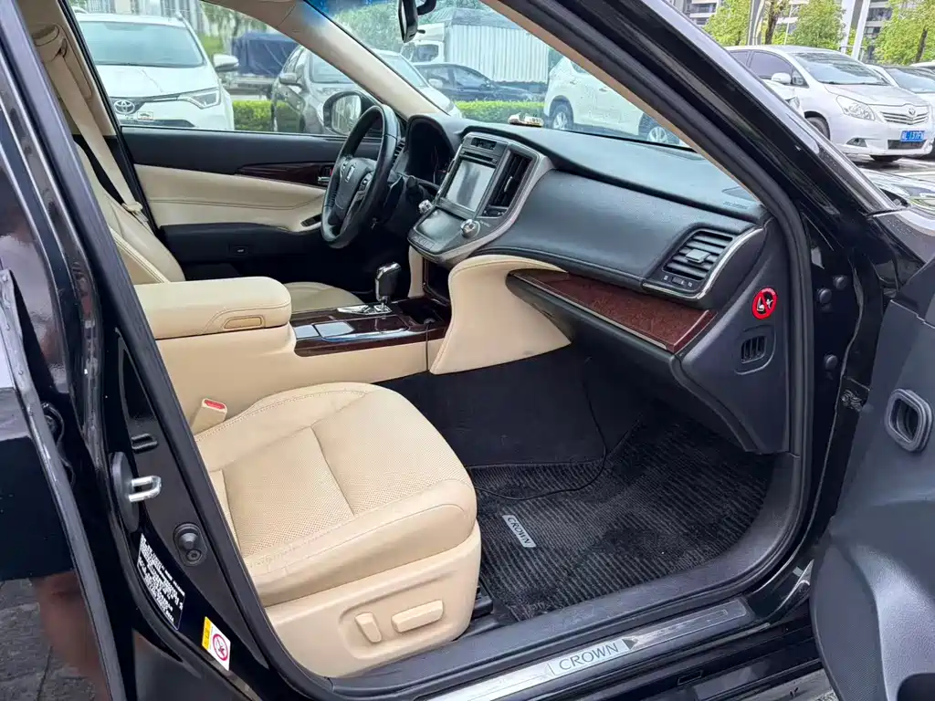 Toyota Crown — фото 11