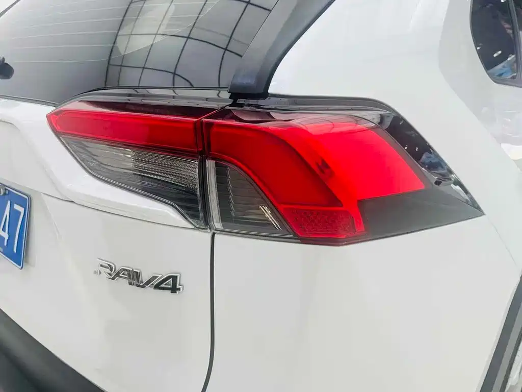 Toyota RAV4 — фото 14