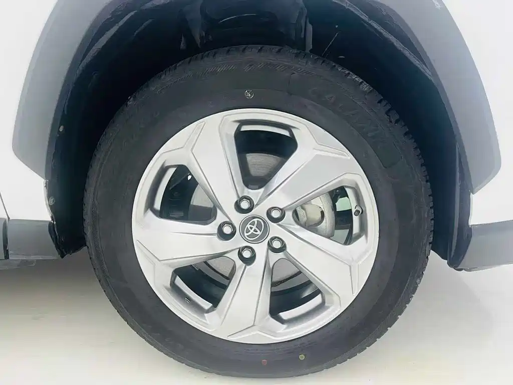 Toyota RAV4 — фото 17