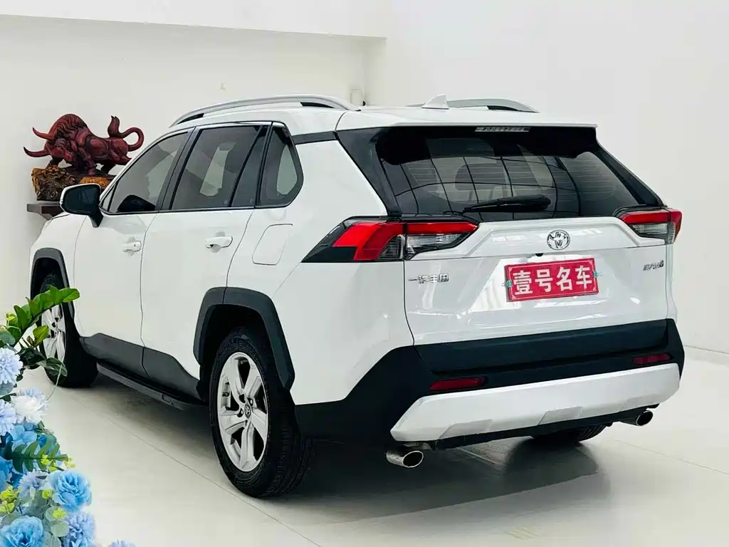 Toyota RAV4 — фото 6