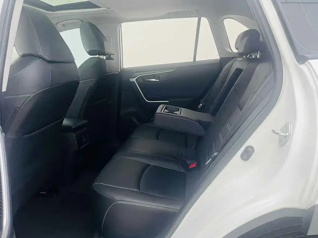 Toyota RAV4 — фото 9