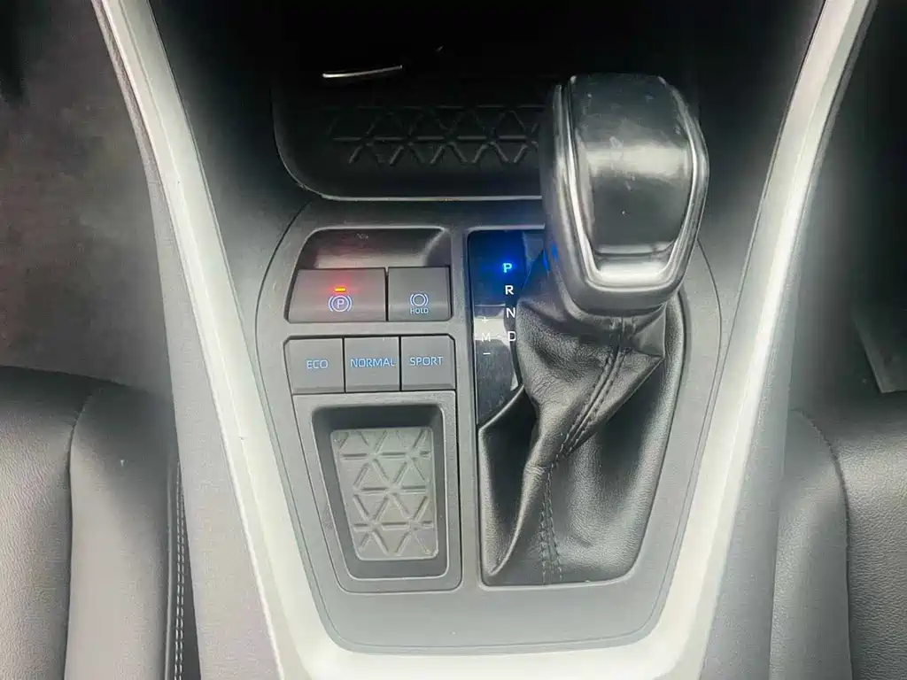 Toyota RAV4 — фото 10