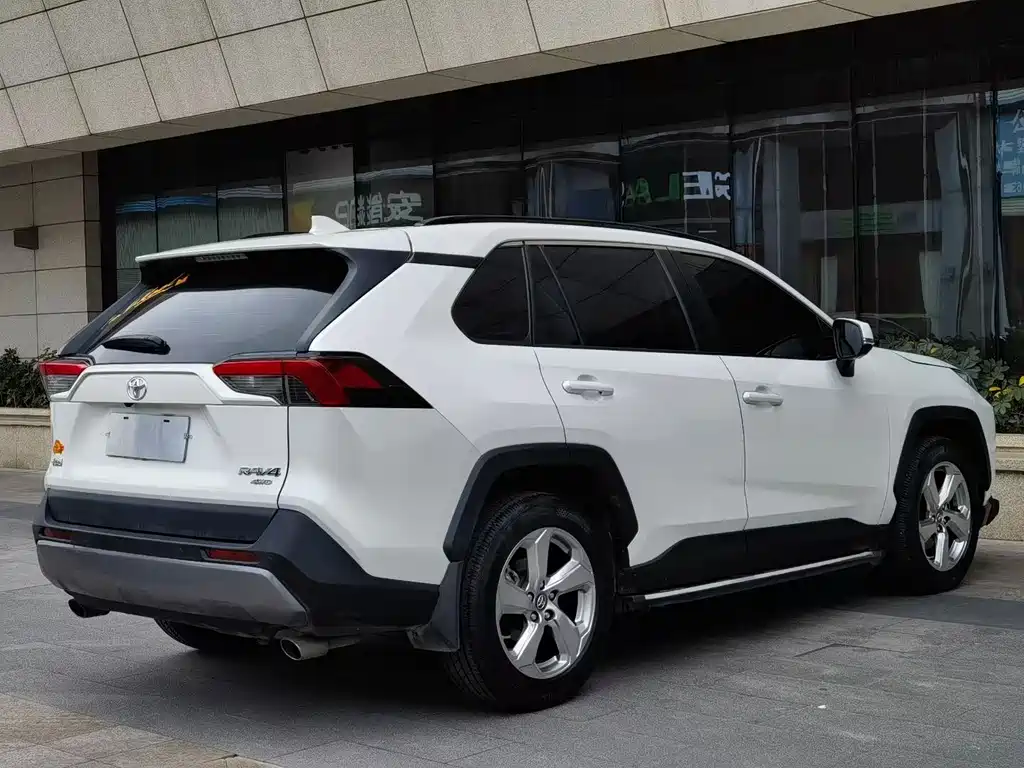 Toyota RAV4 — фото 5