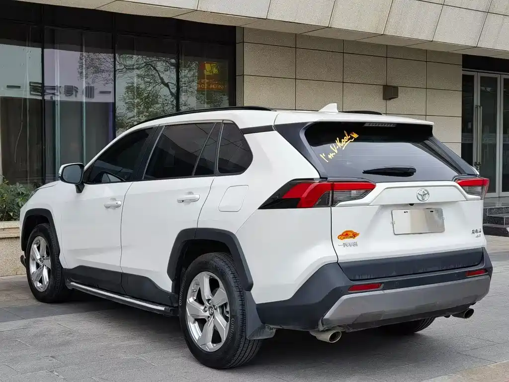 Toyota RAV4 — фото 7