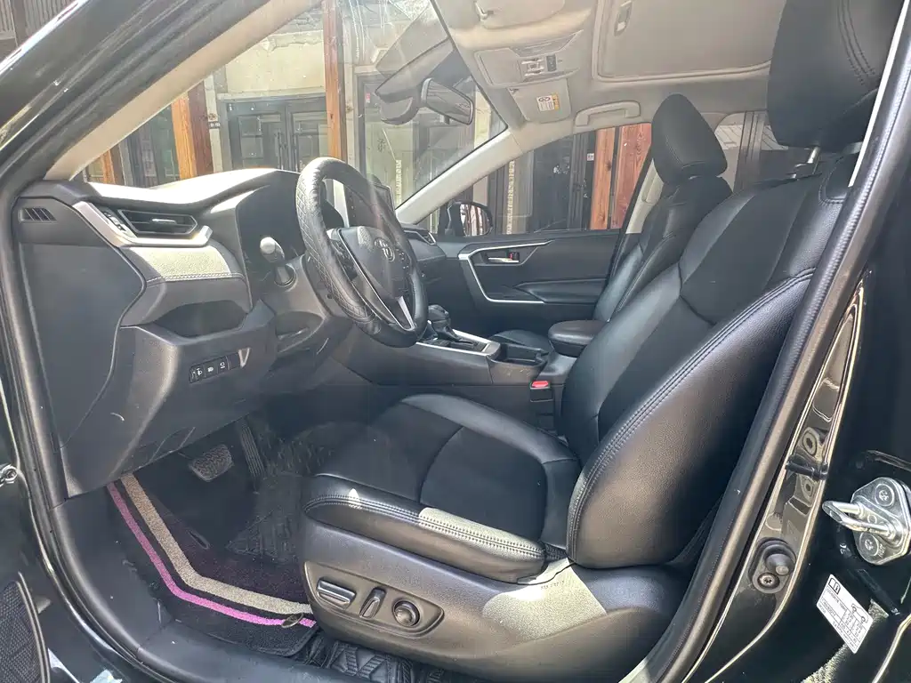 Toyota RAV4 — фото 11