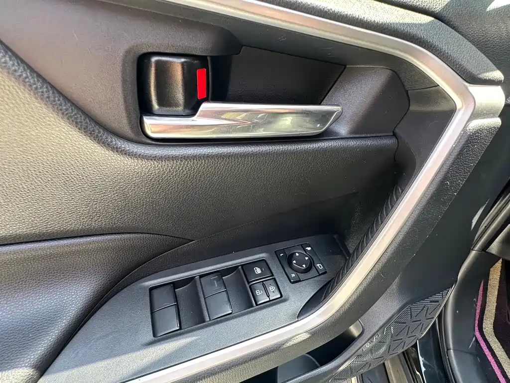 Toyota RAV4 — фото 13