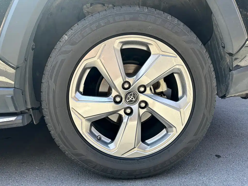 Toyota RAV4 — фото 15