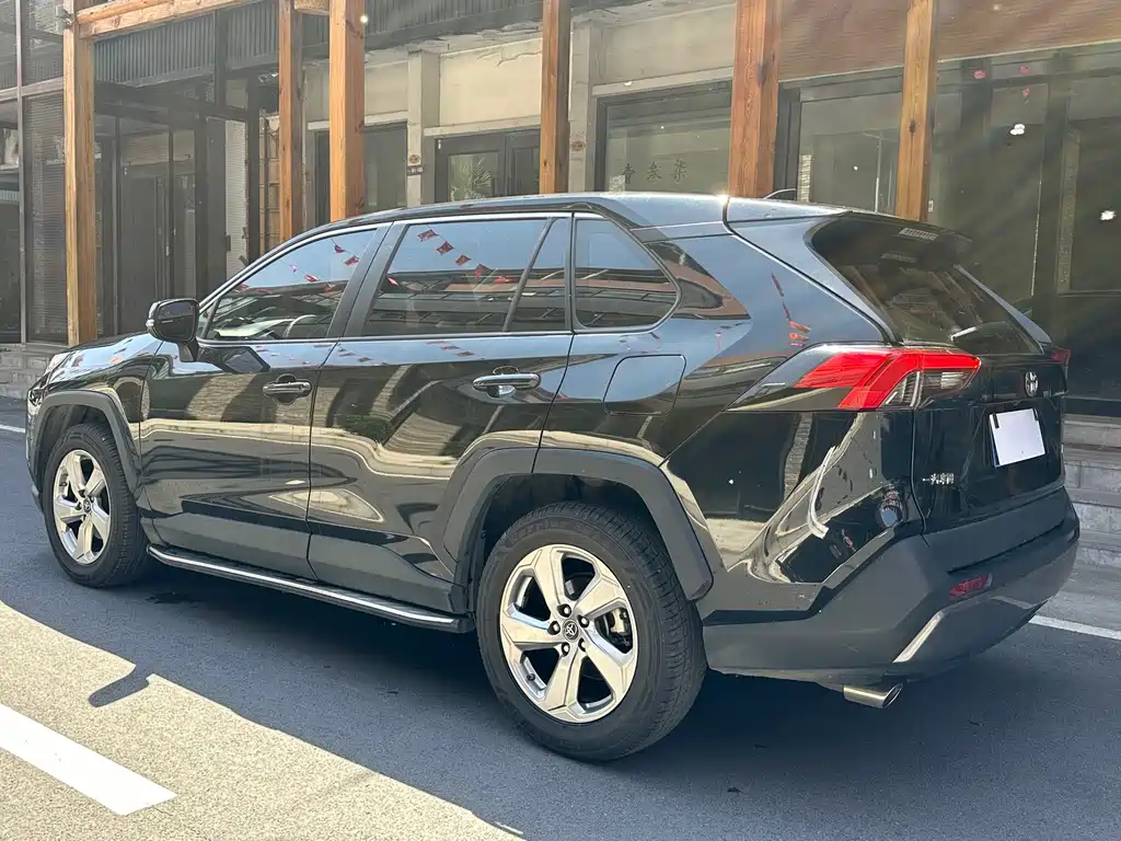 Toyota RAV4 — фото 6