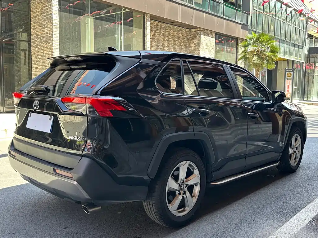 Toyota RAV4 — фото 7