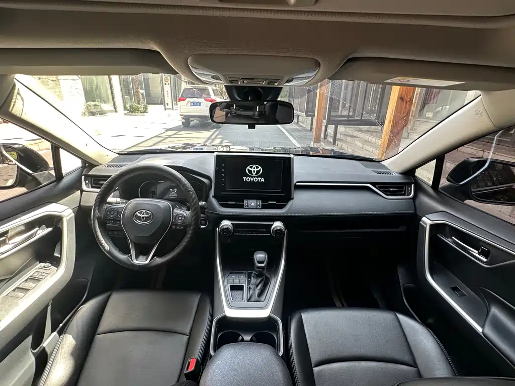 Toyota RAV4 — фото 10