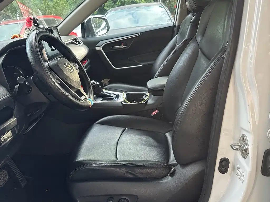 Toyota RAV4 — фото 3