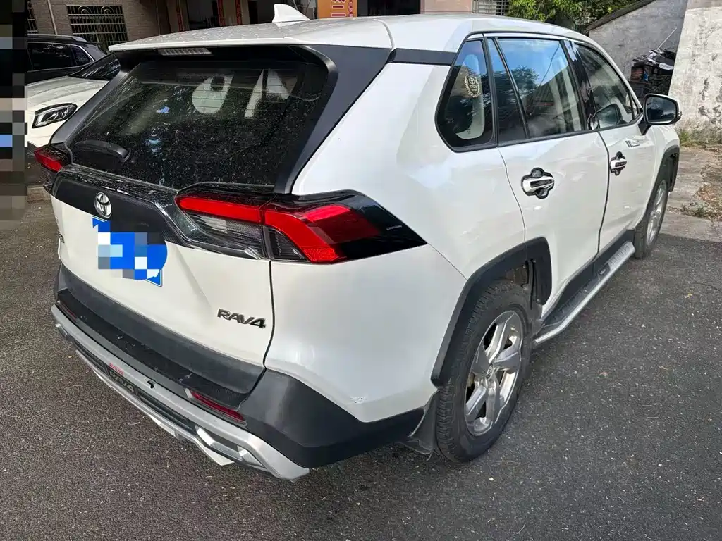 Toyota RAV4 — фото 7